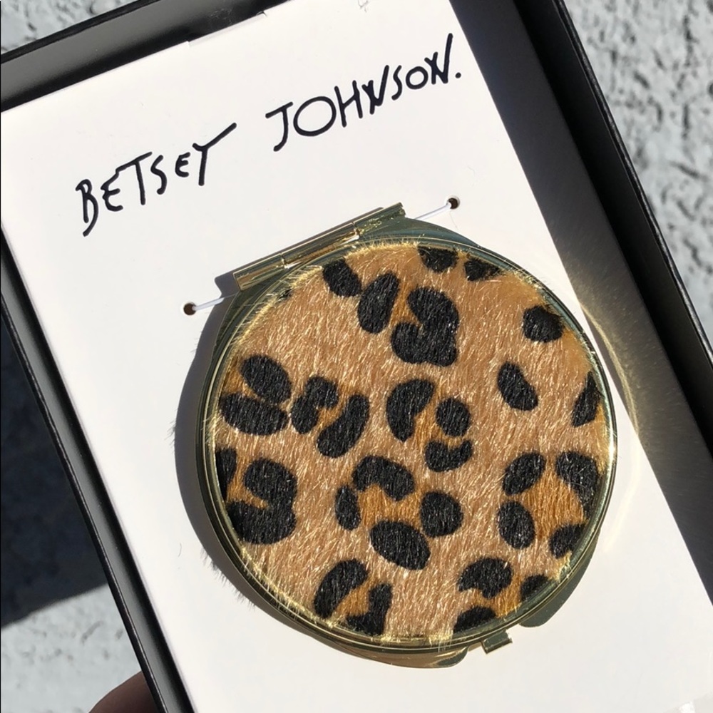 🎉Host Pick🎉Betsy Johnson Cheetah Compact